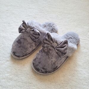 NWT Women's Iridescent Gray Plush Slippers with Bow Accent - Size 7 1/2
